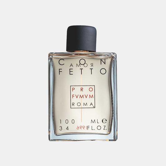 Profumum Roma Confetto sample, een flesje parfum met een elegante glazen uitstraling en een zwarte dop, 100 ml inhoud.