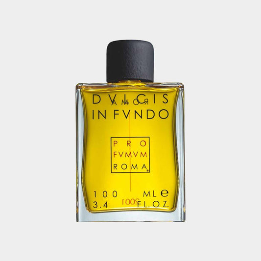 Een parfumflesje van Profumum Roma Dulcis In Fundo, gevuld met een heldergele geur, met een zwarte dop en duidelijke, minimalistische etikettering. Het flesje heeft een inhoud van 100 ml.