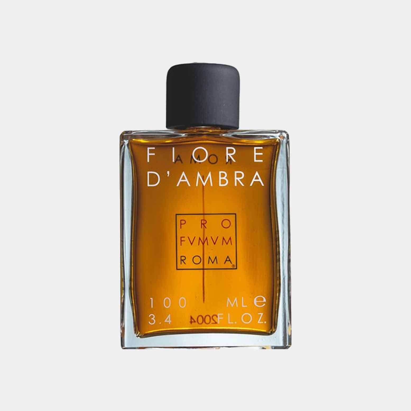Monsterflesje van Profumum Roma Fiore DAmbra, een amberkleurig parfum in een vierkante glazen flacon met een zwarte dop.