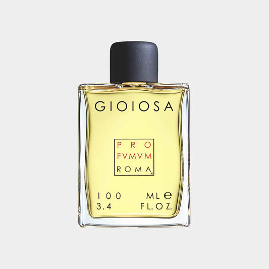 Een sample van de Profumum Roma Gioiosa, een luxe geur in een transparante fles met een donkerdeksel, voorzien van een elegante label.