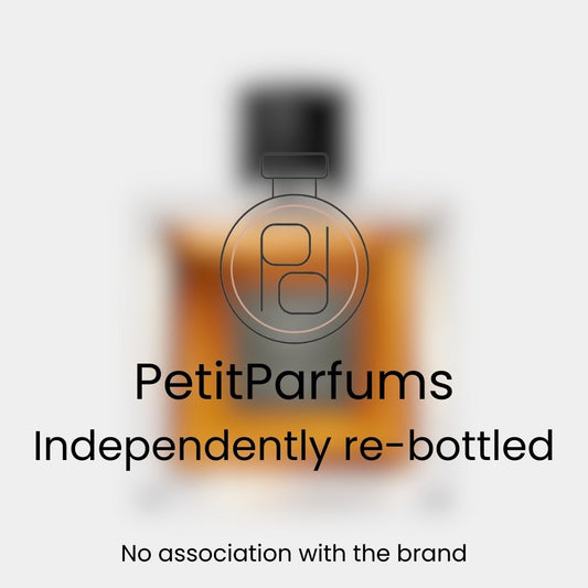 Een monsterflesje van Lhomme Idéal Parfum, opnieuw verpakt door PetitParfums, met een warme amberkleurige vloeistof. Het label geeft aan dat het product onafhankelijk is opnieuw gebotteld.
