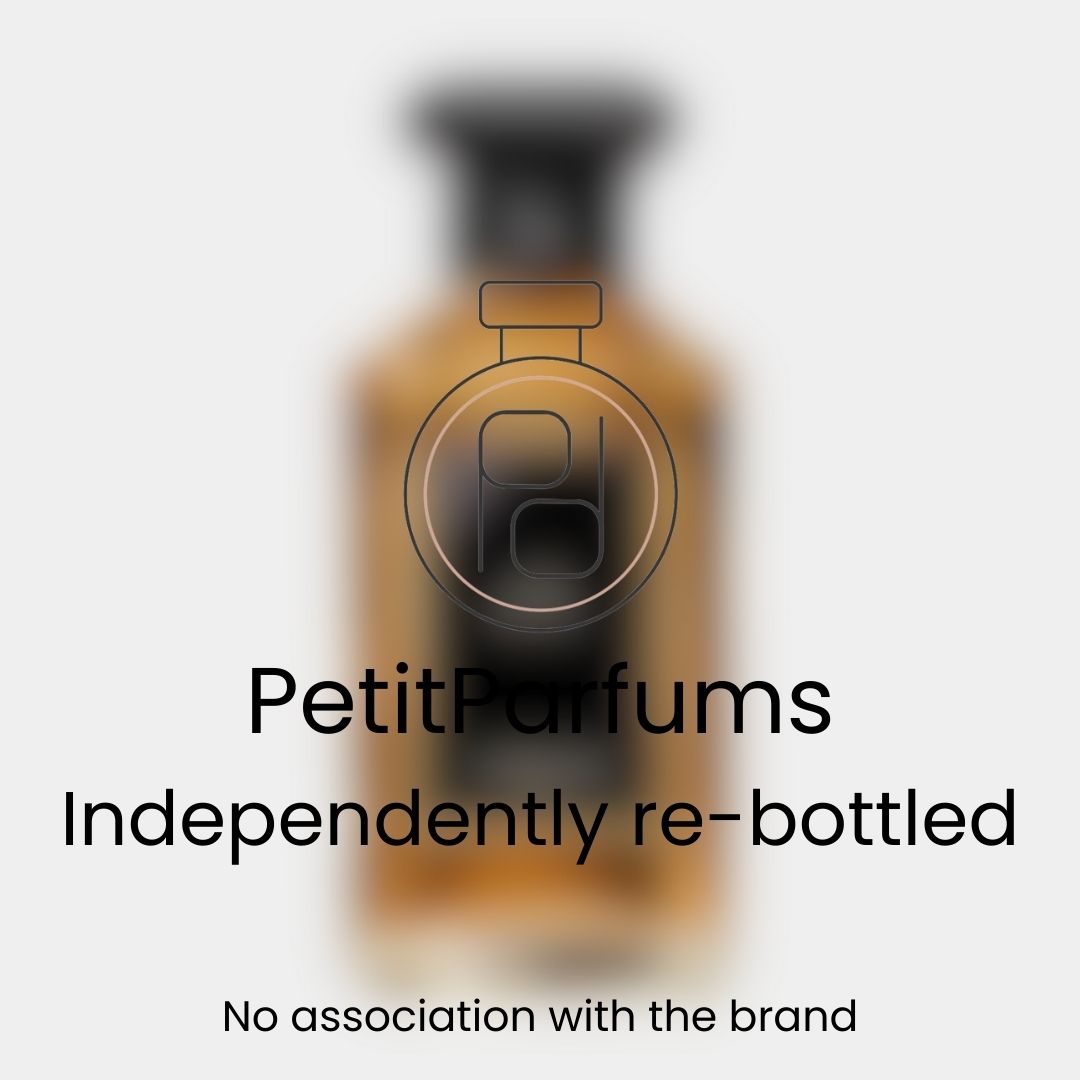 Een Cuir Béluga sample in een elegant, amberkleurig flesje met een stijlvolle zwarte dop, herschikt door PetitParfums, zonder associatie met het merk. Het design is minimalistisch en verfijnd.