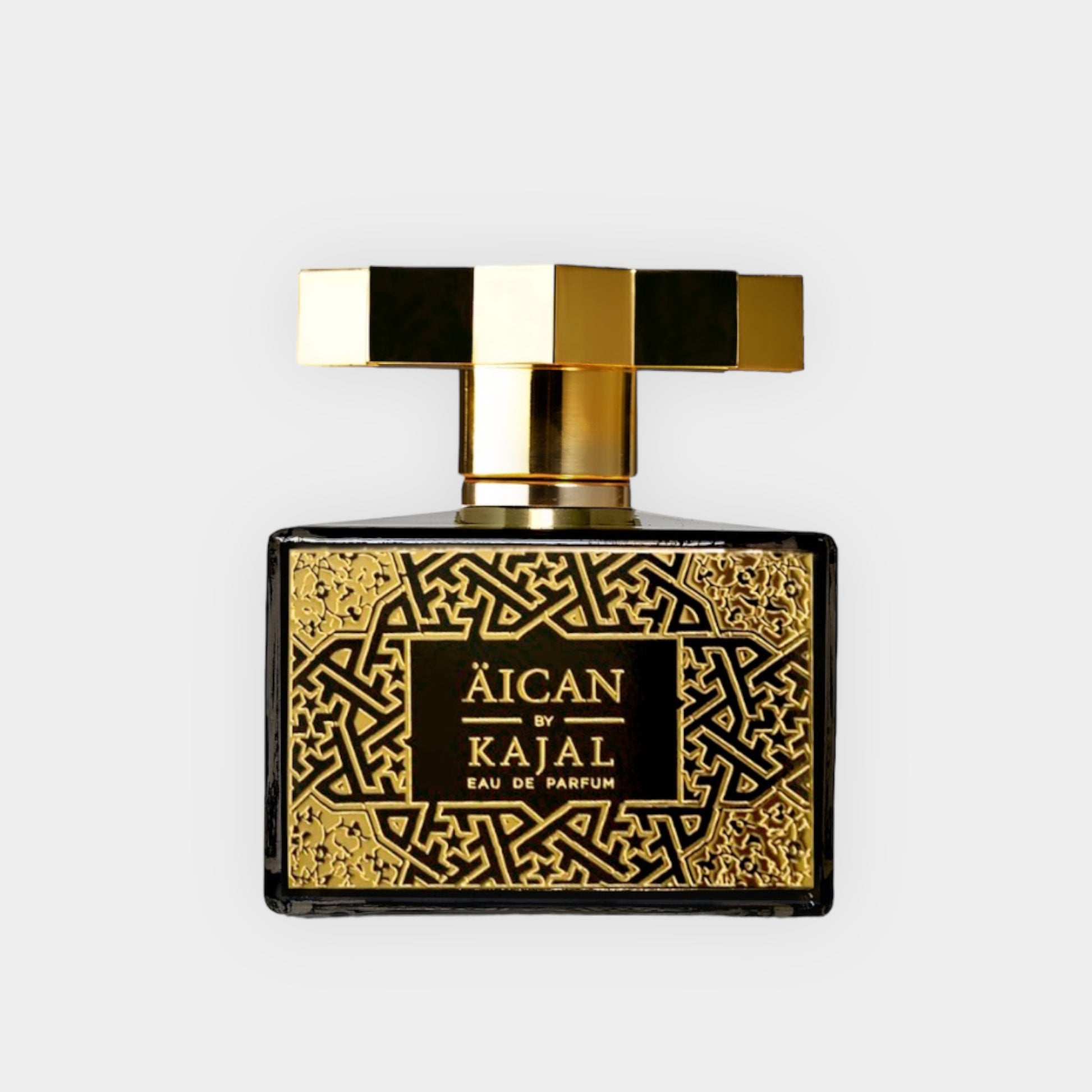 Kajal Aican volle fles, een elegante parfumfles versierd met gouden en zwarte details en een opvallende geometrische dop.