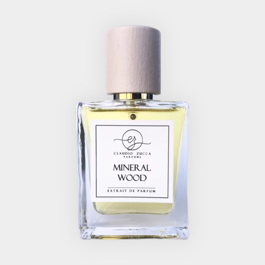Fles van Claudio Zucca Mineral Wood, een extrait de parfum in een elegante, vierkante flacon met een houten dop. Het geurenschema belooft een verfijnde en natuurlijke ervaring.