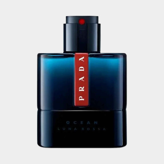 Sample van Prada Luna Rossa Ocean EDP in een luxe, donkerblauwe fles met een opvallend rood etiket.