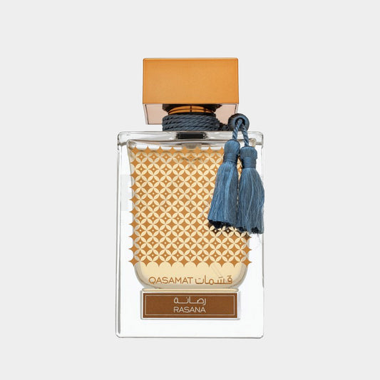 Rasasi Qasamat Rasana volle fles, elegant ontworpen met een gouden etiket en een blauwe kwastdecoratie, perfect voor luxe geurervaring.
