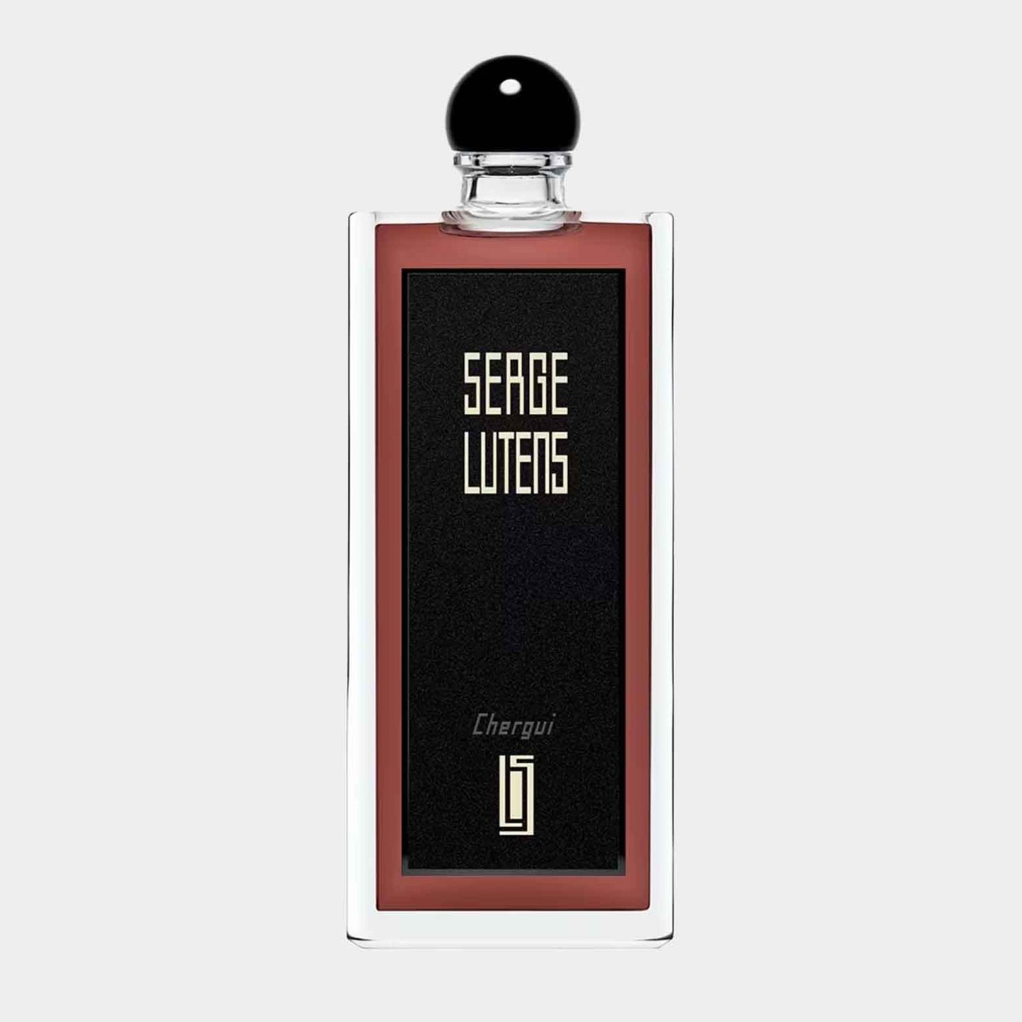 Een sample van Serge Lutens Chergui EDP in een elegant glazen flesje met een zwarte en donkerrode label. Deze geur staat bekend om zijn warme en kruidige tonen.