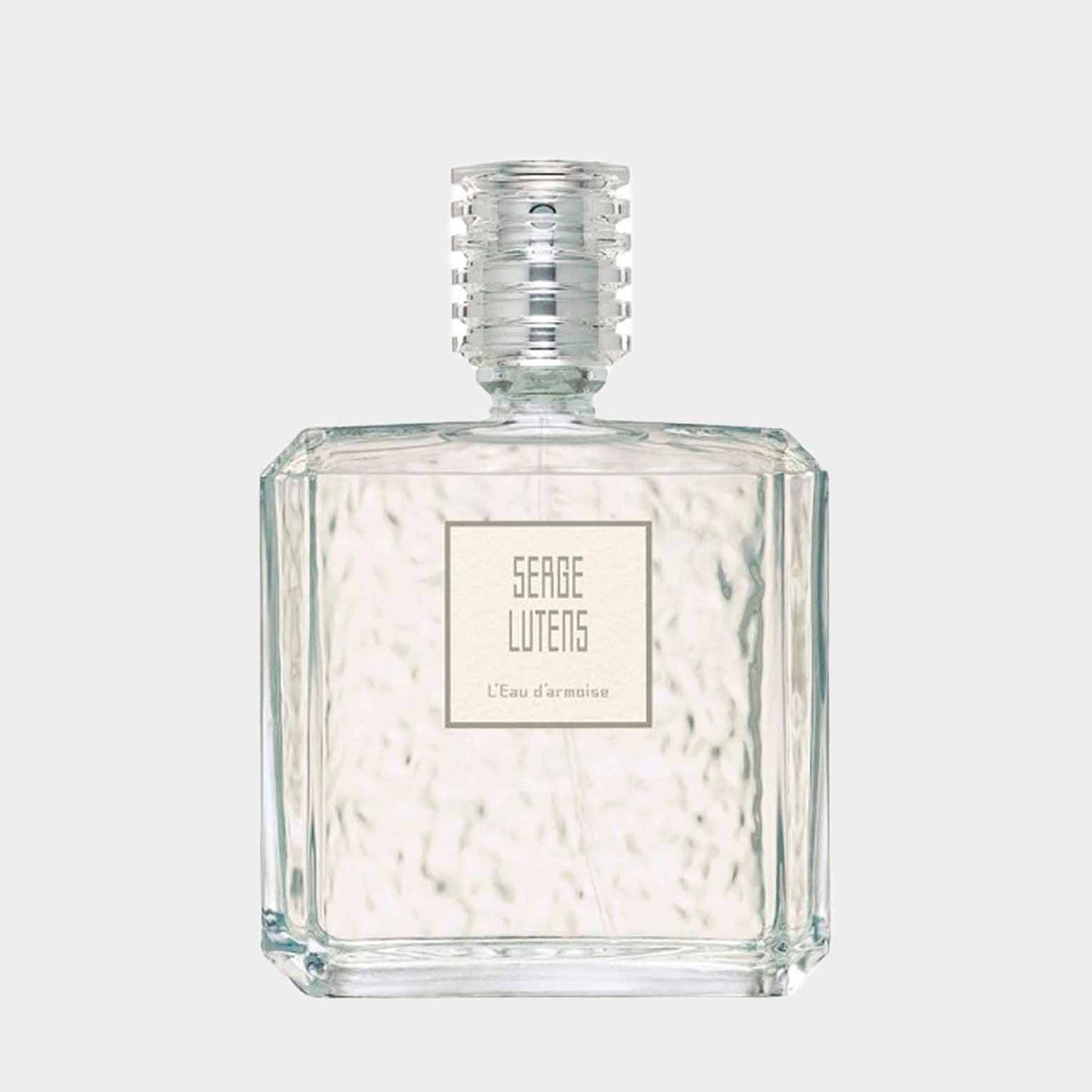 Alternatieve tekst: Serge Lutens LEau dArmoise sample, een elegant flacon met een frisse, aromatische geur. Perfect voor liefhebbers van verfijnde parfums.