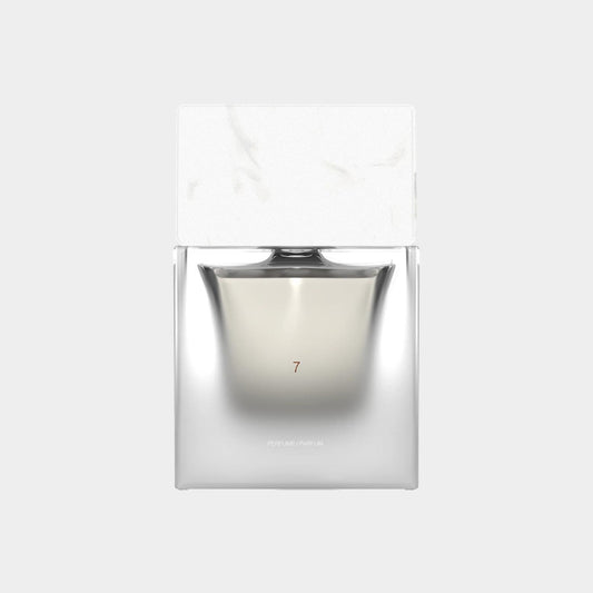 Sora Dora 7 Sample, een elegant parfum met een strakke glazen fles en een minimalistisch deksel in marmerstijl.
