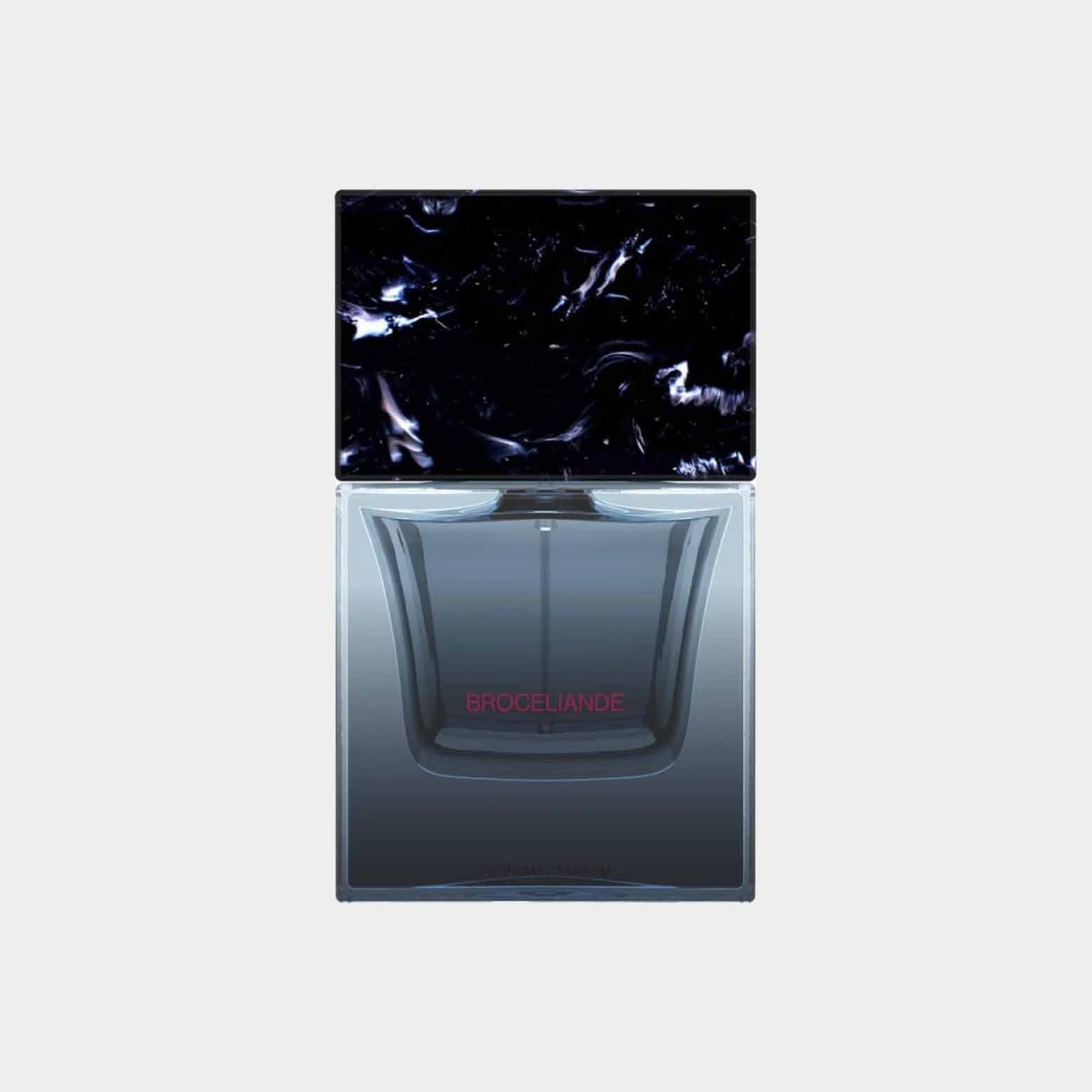 Sora Dora Broceliande Full bottle met een elegant ontwerp en een donkere dop, perfect voor een luxe geurervaring.