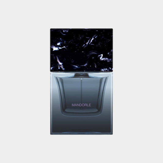 Sora Dora Mandorle full bottle met een elegant ontwerp. De flacon heeft een stijlvolle, moderne uitstraling met een zwarte deksel en helder glas.