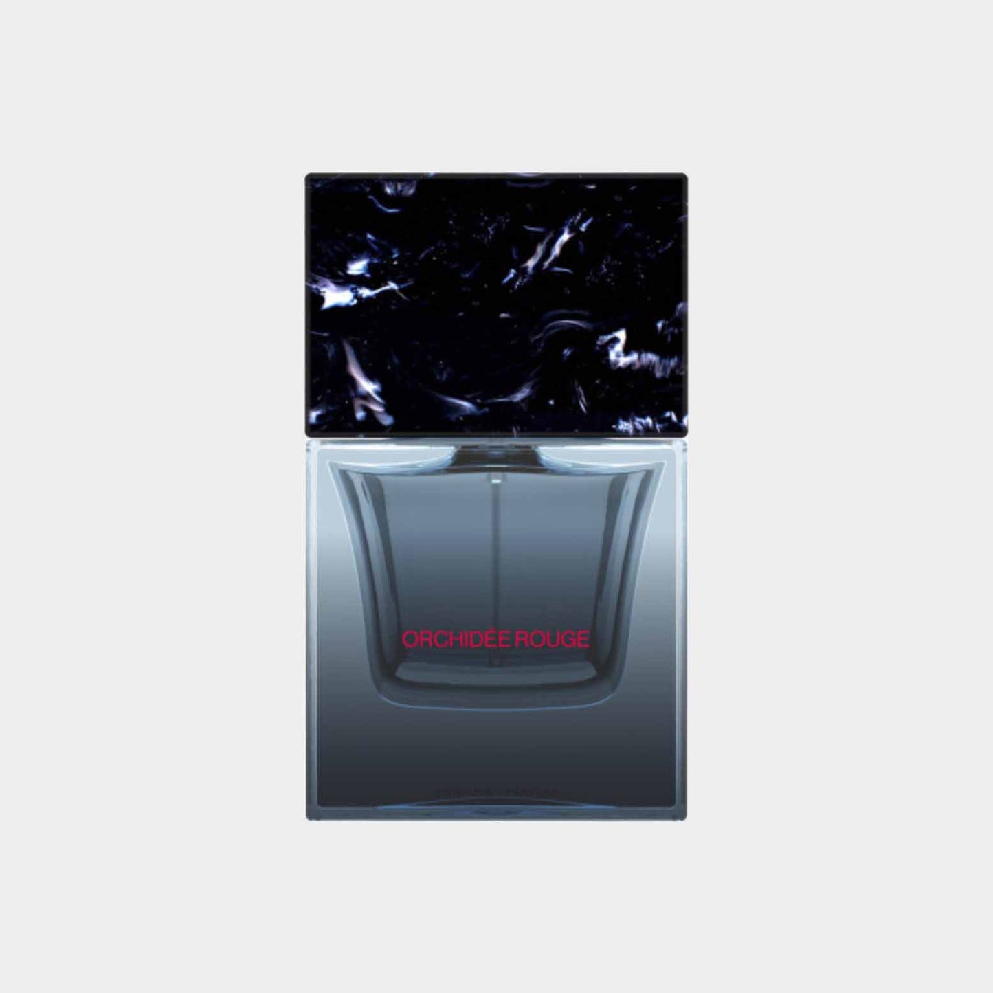 Sora Dora Orchidee Rouge Sample is een elegant parfum in een stijlvolle fles met een zwarte dop en een heldere onderkant, voorzien van een opvallend logo op de voorkant. Deze sample biedt een uitnodigende kennismaking met de geur.