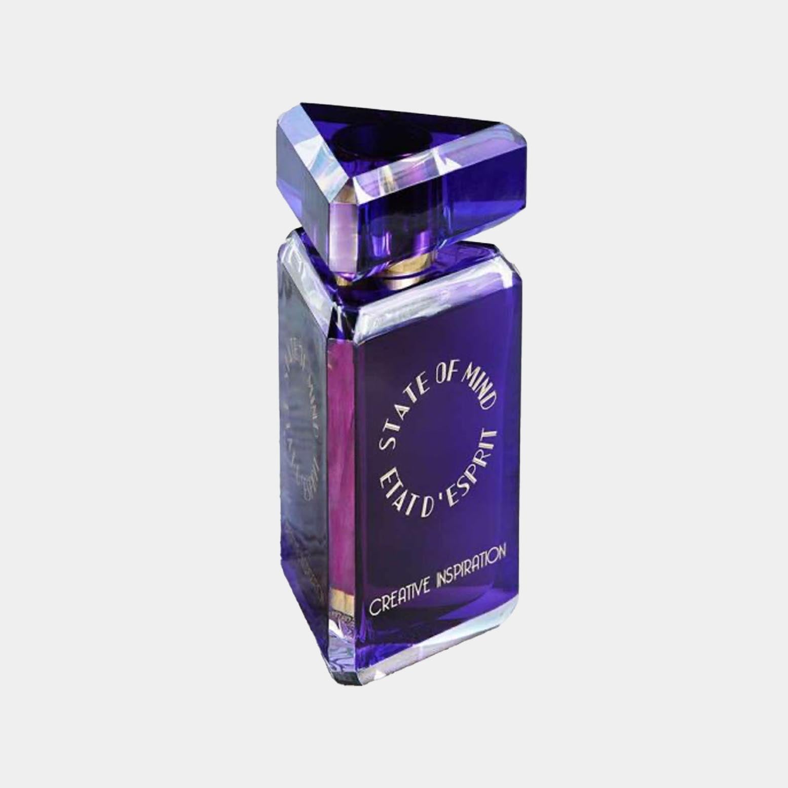 State of Mind Creative Inspiration is een elegant parfum in een unieke paarse fles met een geometrische vorm en luxe afwerking. De verpakking straalt creativiteit en inspiratie uit.
