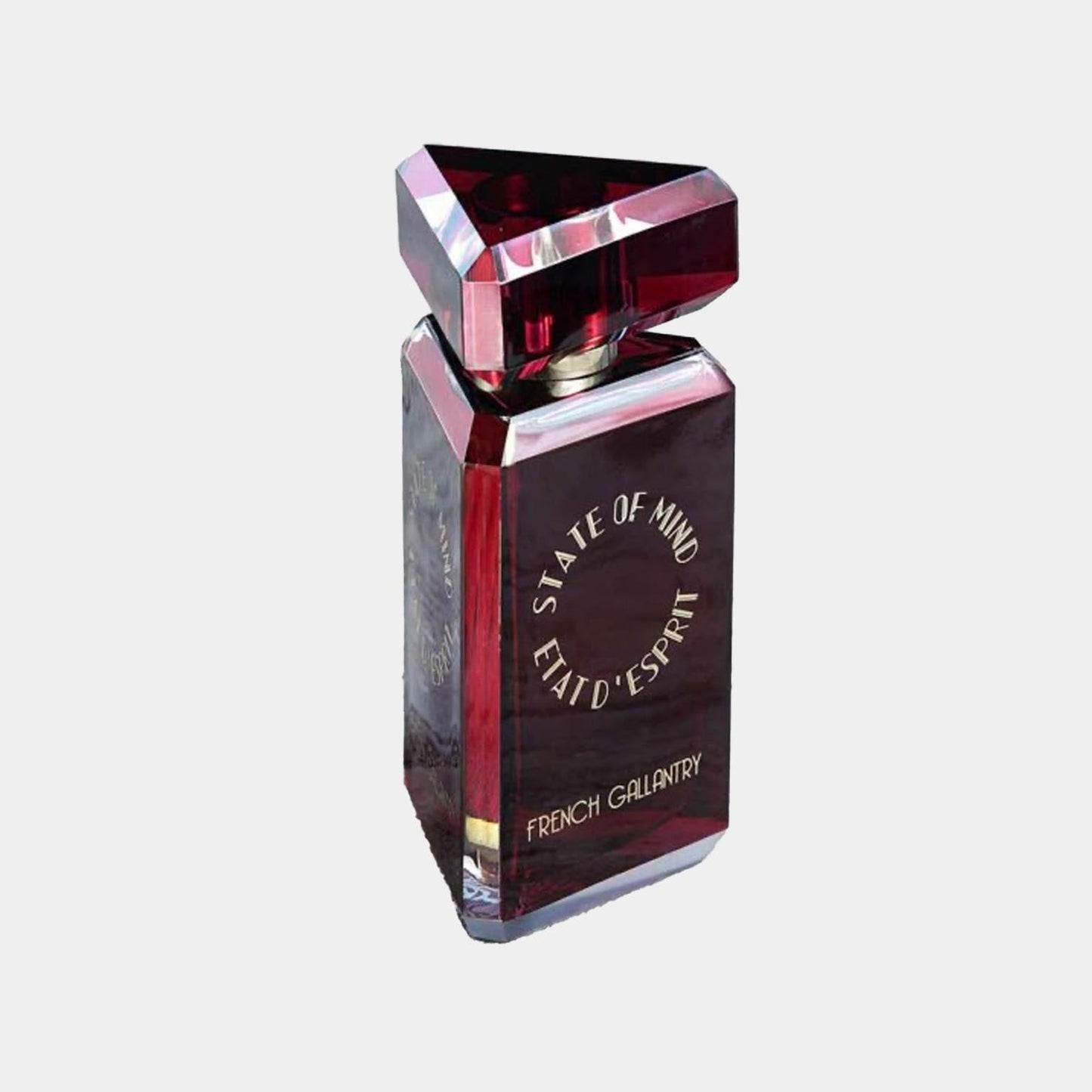 Een volle fles State of Mind French Gallantry, met een unieke driehoekige dop en een elegant design in diepe rode tinten. Perfect voor wie op zoek is naar een luxe parfumervaring.