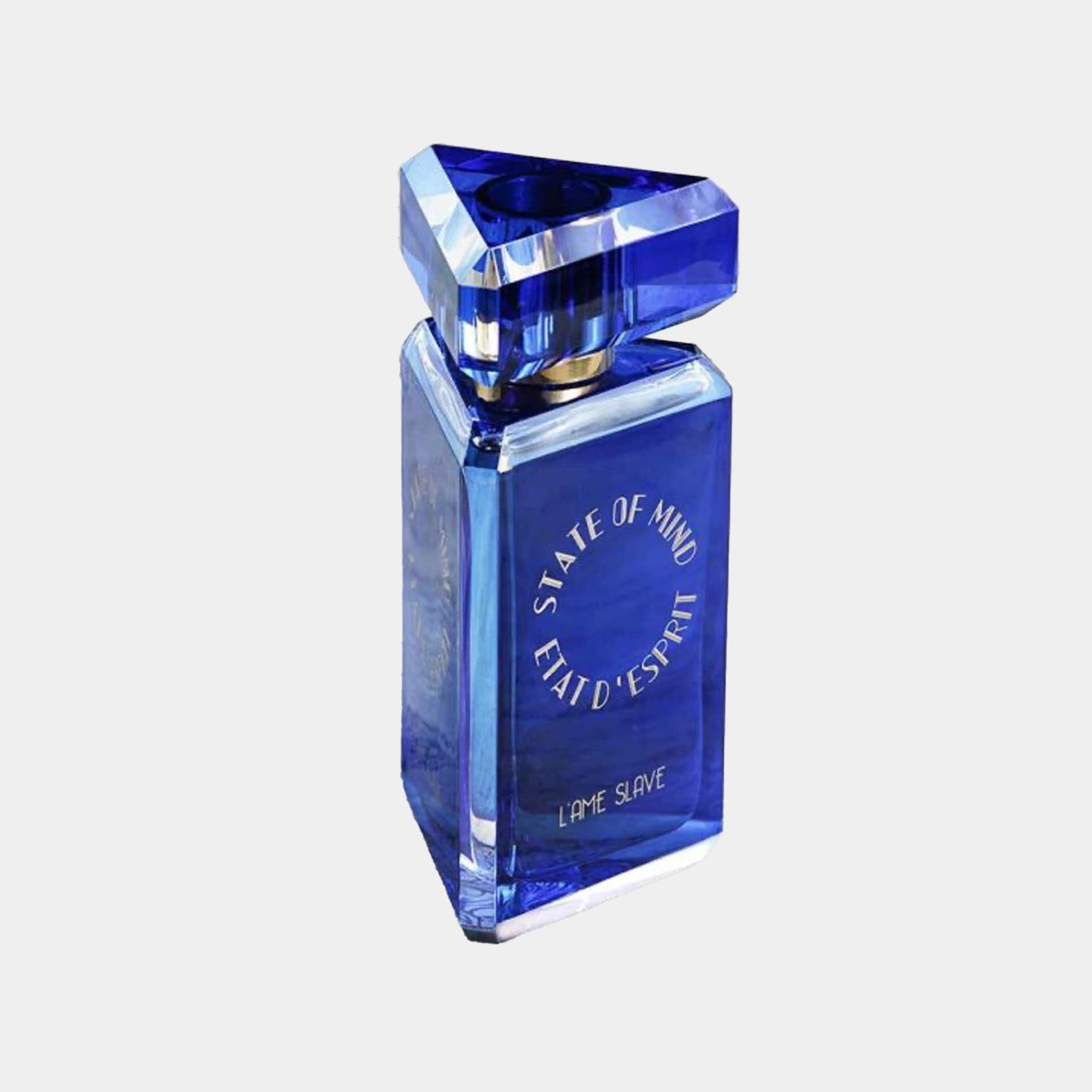 Dit is een sample van de geur LAme Slave van State of Mind, gepresenteerd in een opvallend blauw glazen parfumfles met een unieke driehoekige dop.