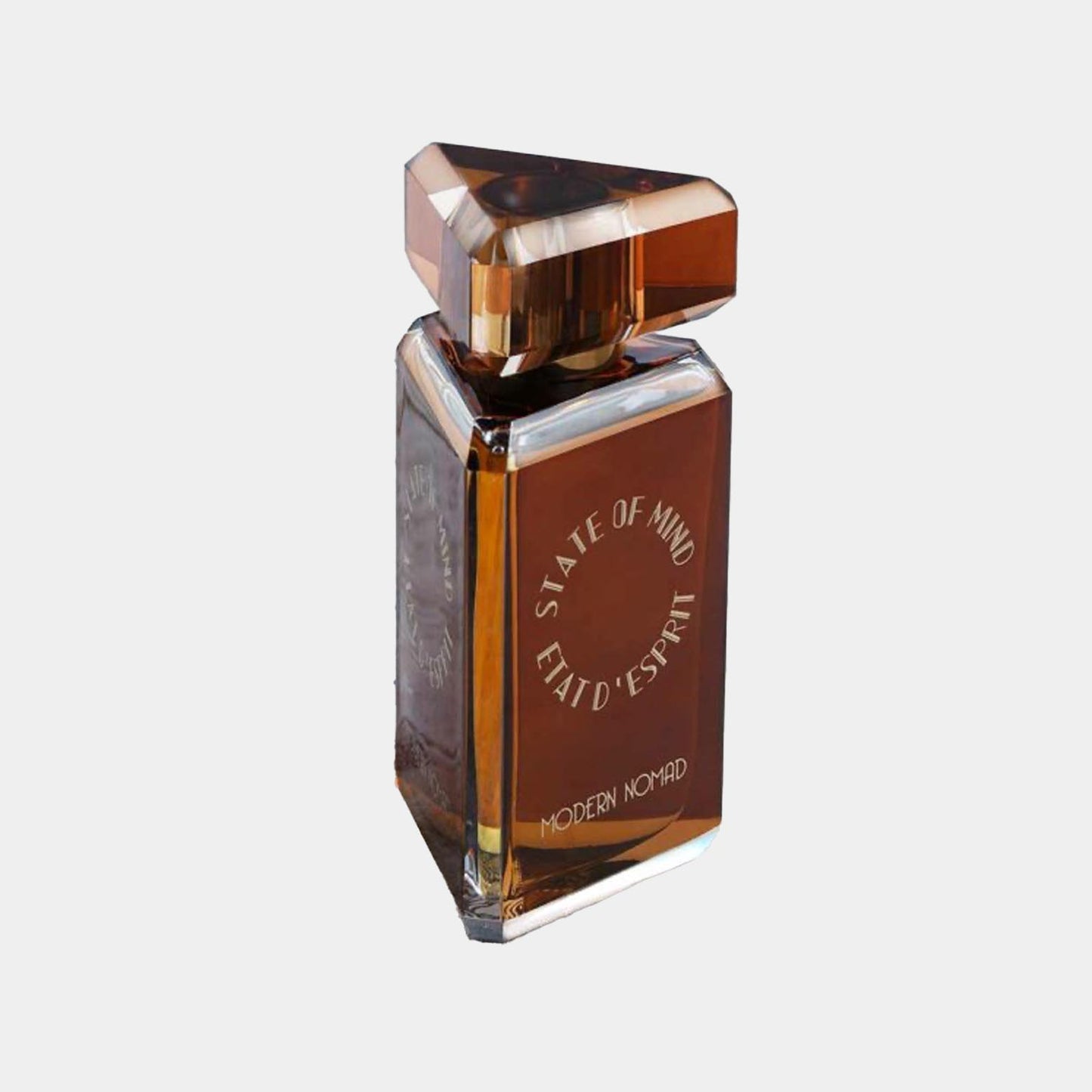 State of Mind Modern Nomad Sample, een elegante parfumfles met een unieke driehoekige dop en een warme, amberkleurige vloeistof.