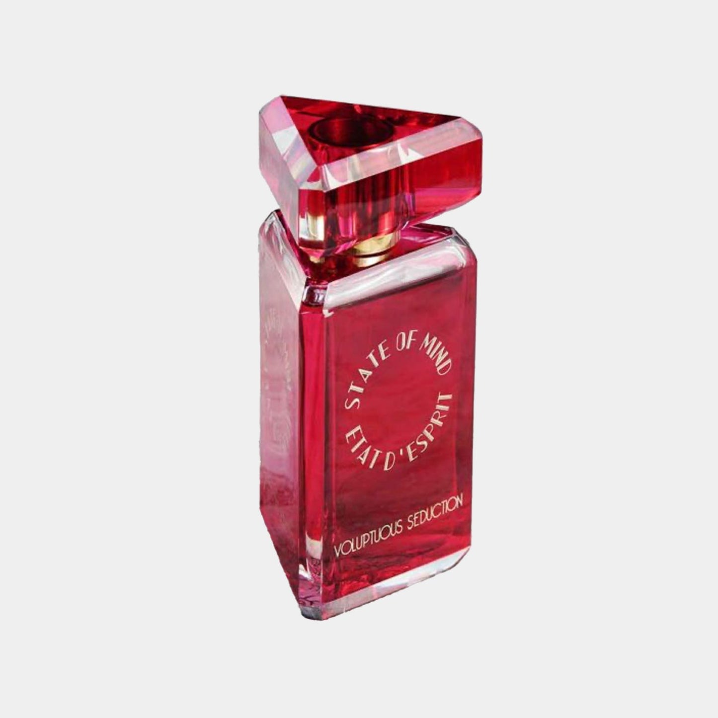 State of Mind Voluptuous Seduction Sample is een luxe parfumfles met een opvallend driehoekig deksel en een sprankelende, roodachtige vloeistof.