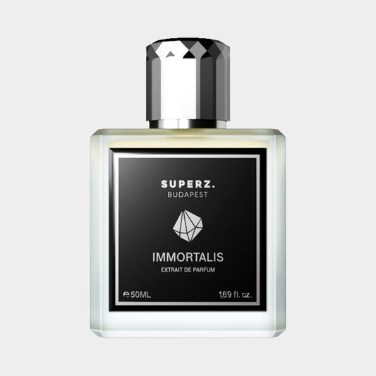 Een full bottle van Superz Immortalis, een luxe parfum in een elegante glazen flacon van 50 ml met een zwart-witte label en een sprankelende dop.