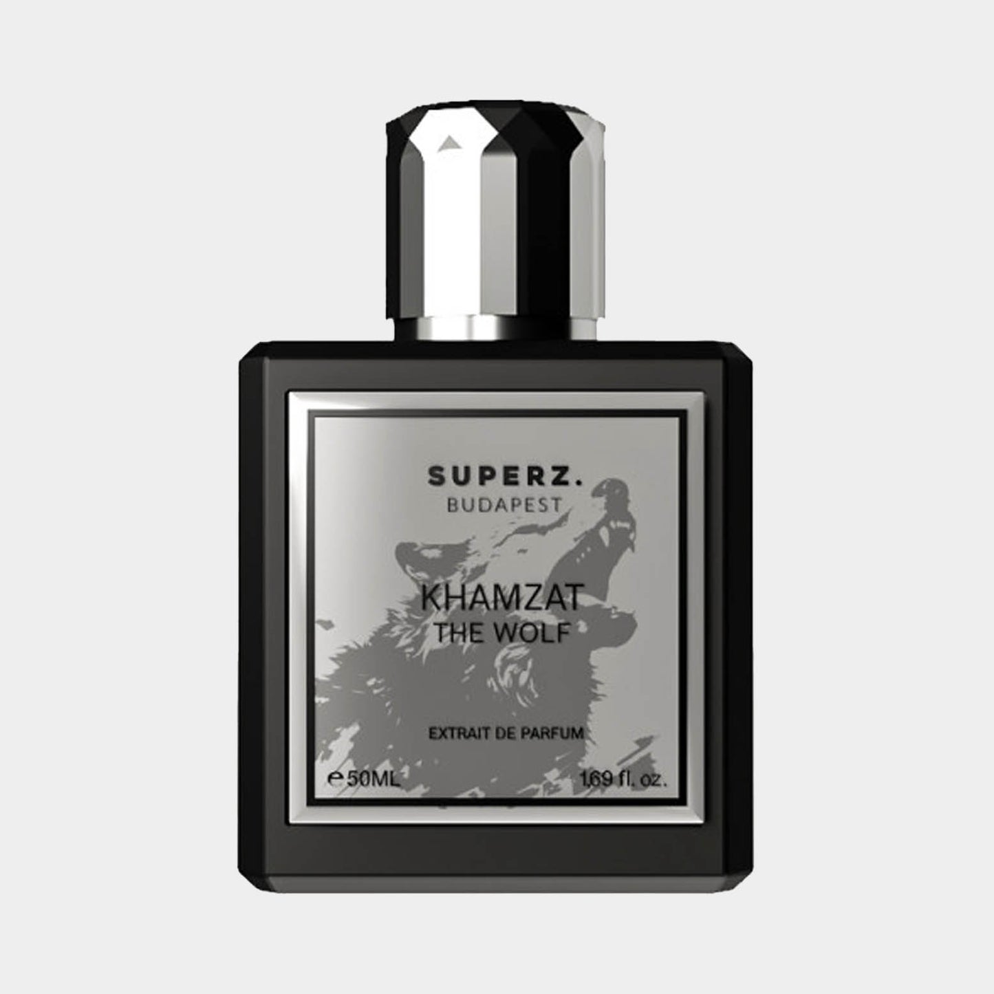 Superz Khamzat The Wolf Sample is a 50ml parfum extrait in een stijlvolle zwarte fles, met een ontwerp dat een wolf afbeeldt. Perfect voor liefhebbers van unieke geuren.