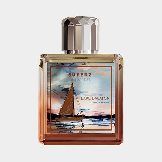 Superz Lake Balaton full bottle met een elegant ontwerp en een schilderachtige afbeelding van een zeilboot op het water, vertegenwoordigt een verfijnde parfumervaring.