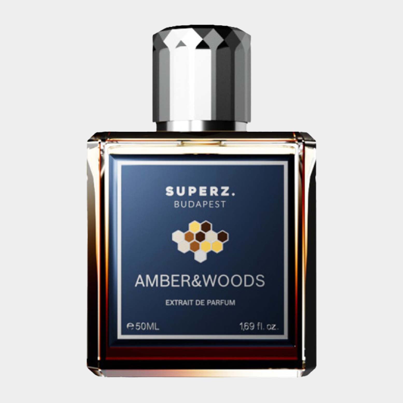 Een flesje van 50 ml Superz Amber & Woods parfum, met een elegante verpakking en een luxe uitstraling, perfect voor een verfijnde geurervaring.