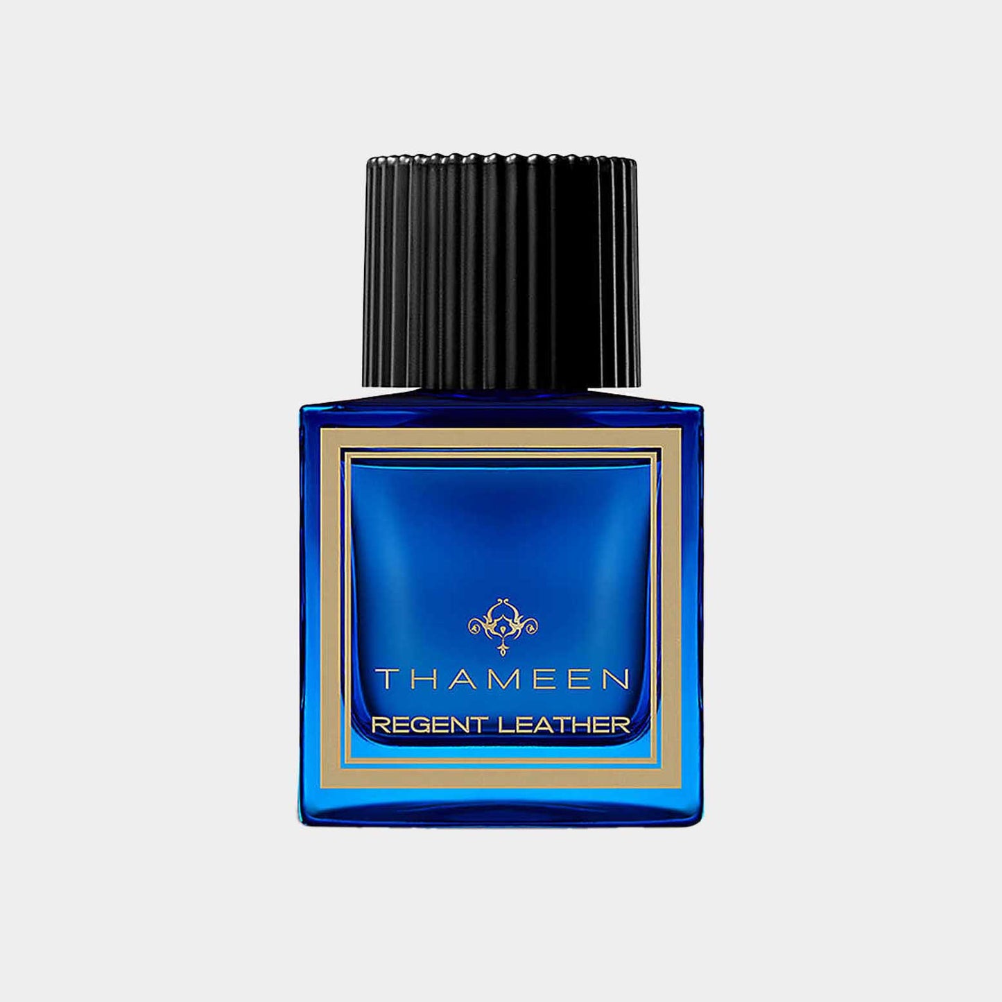 Thameen Regent Leather sample in een stijlvolle blauwe flacon met zwarte dop. Het design benadrukt de luxe en verfijning van het parfum.
