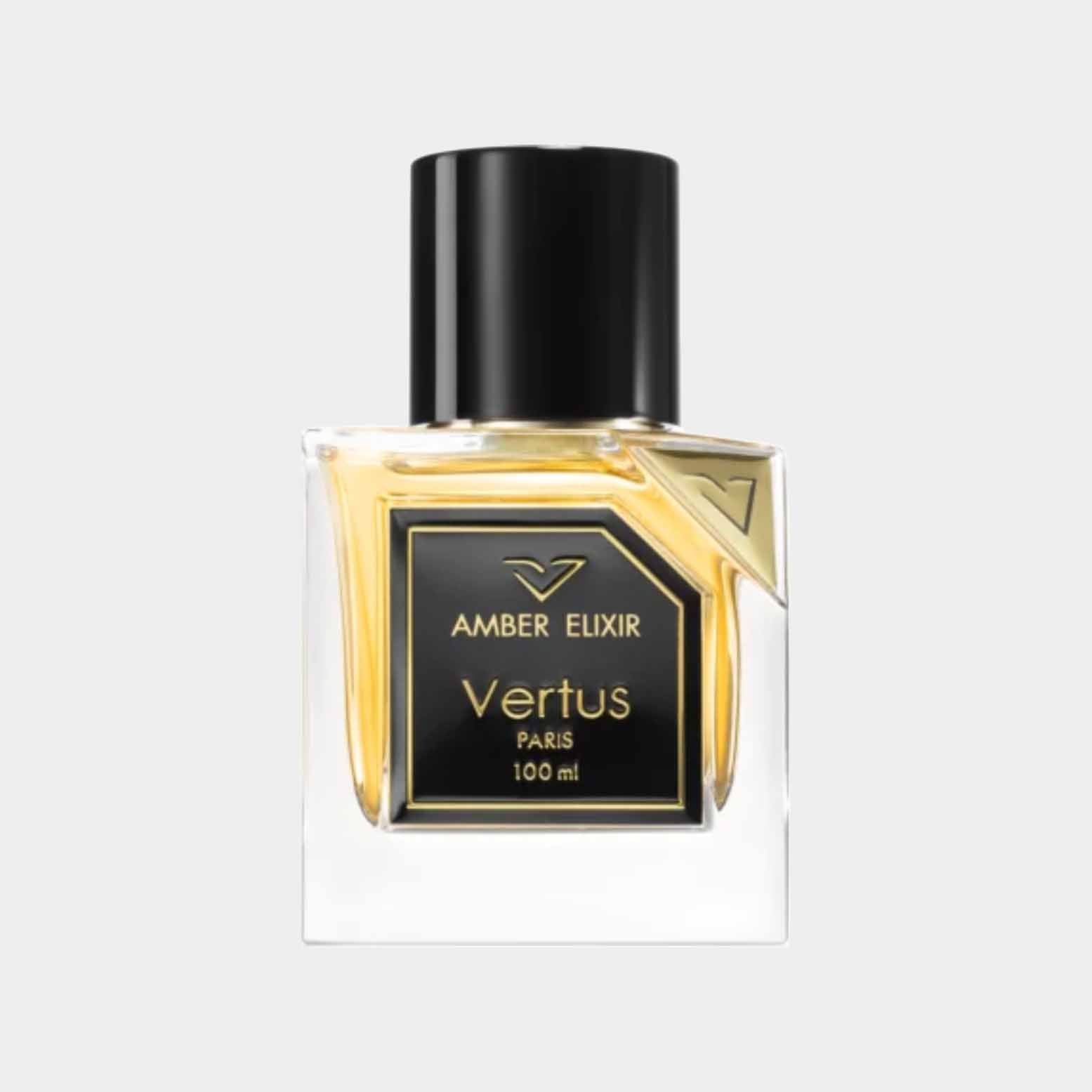Een full bottle van Vertus Amber Elixir, een geurige parfum met een elegant ontwerp, inhoud van 100 ml. Het flesje heeft een zwarte dop en een luxueuze uitstraling.