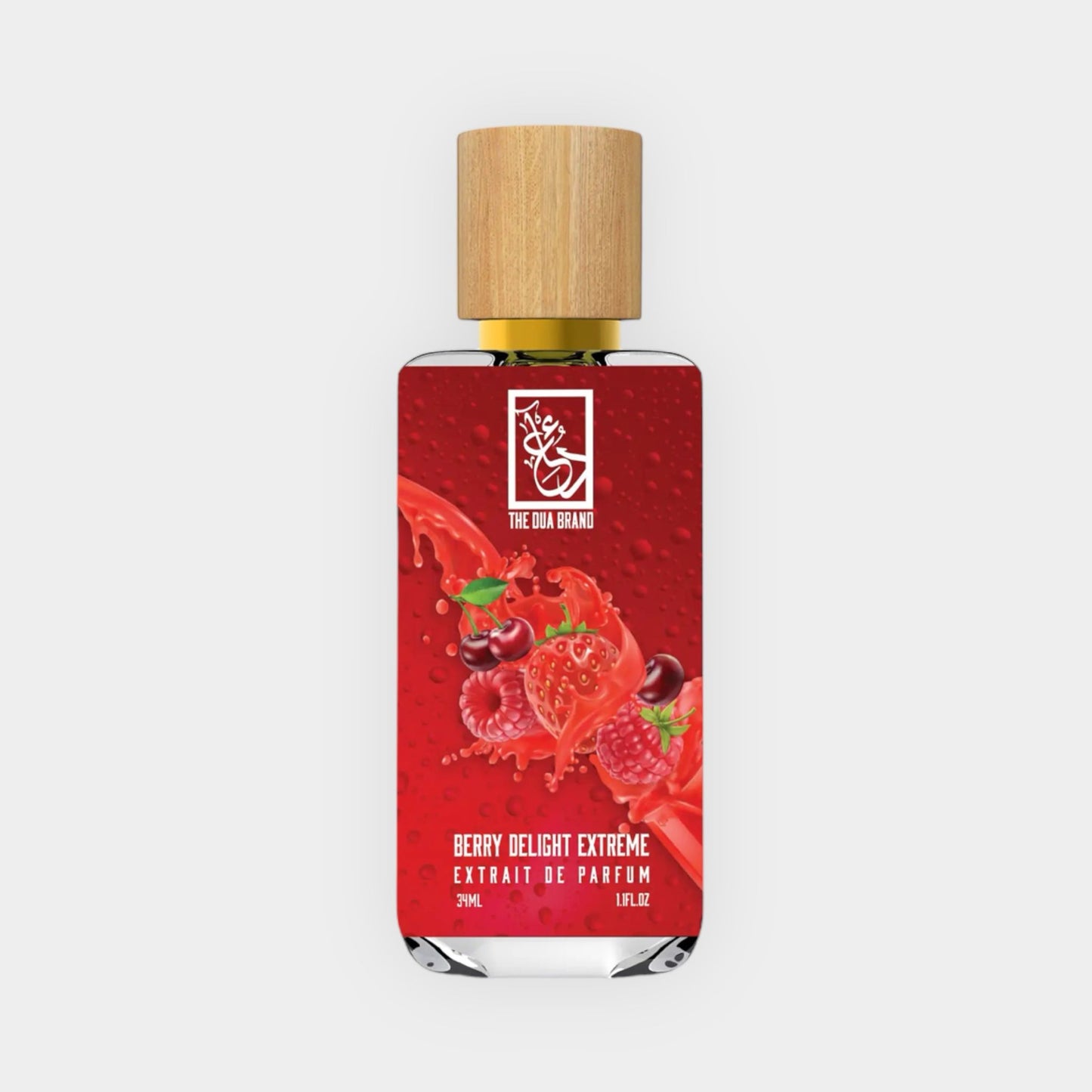 Dua Berry Delight Extreme Sample, een geurige parfumextract in een elegante fles met een houten dop, versierd met een sprankelende bessenontwerp.