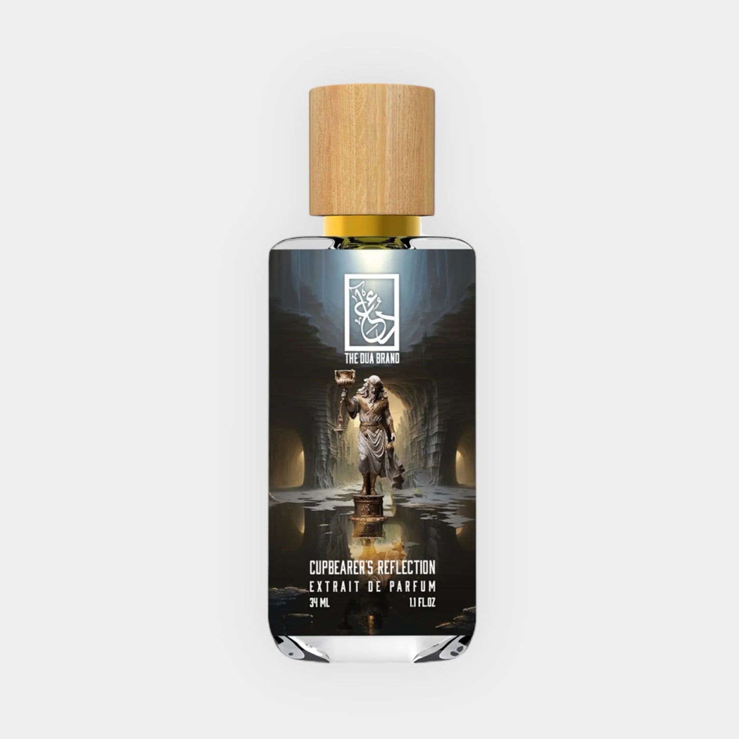 Een flacon parfum van 37 ml met de naam Dua Cupbearers Reflection Sample, afgebeeld met een houten dop en een artistieke illustratie van een figuur in een grot.