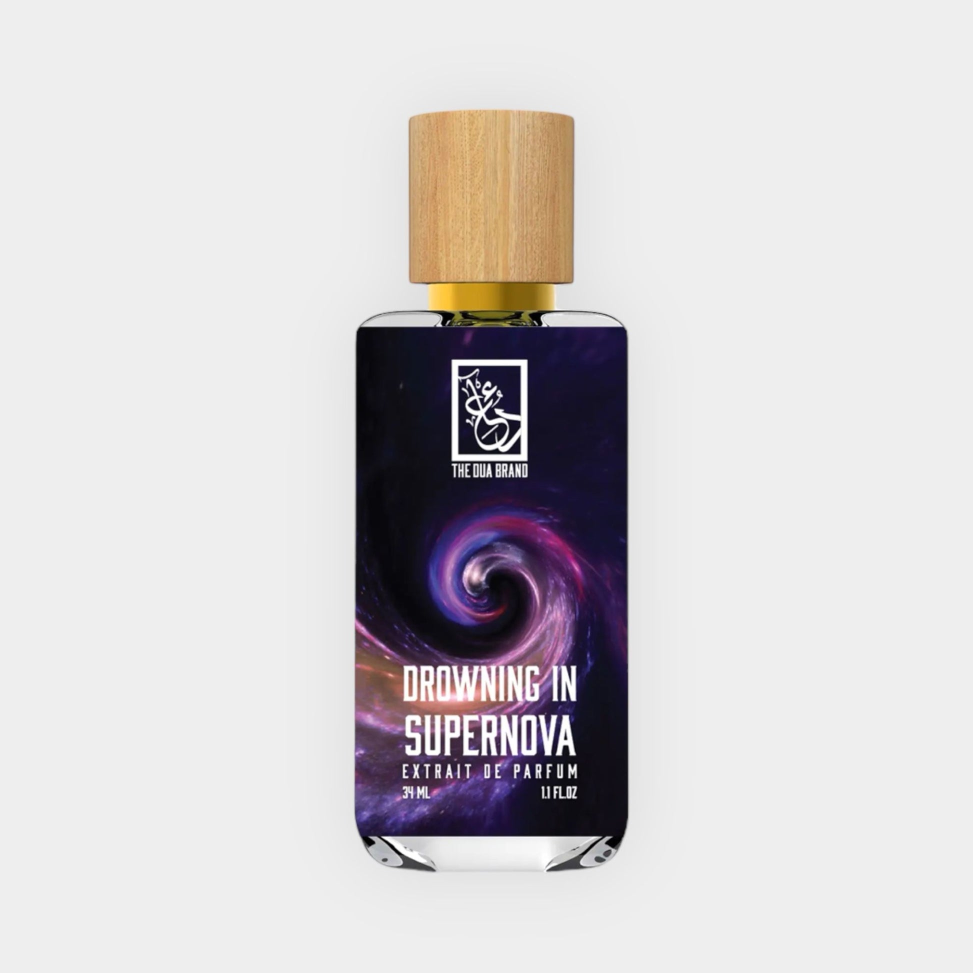 Een flesje parfum Dua Drowning in Supernova Sample met een houten dop. Het ontwerp is kleurrijk en modern, met een galactisch motief op de achtergrond.
