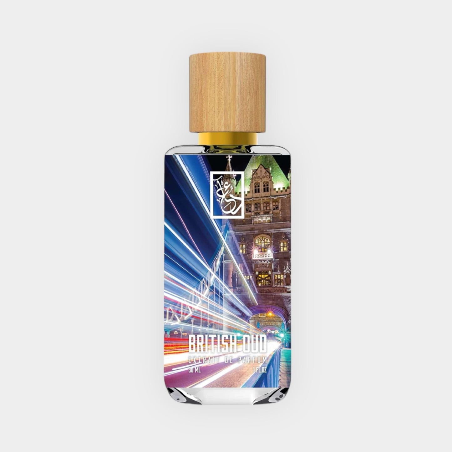 Dua British Oud Sample - een stijlvolle parfumfles met een houten dop, afgebeeld tegen een achtergrond van prachtige stadslichten.