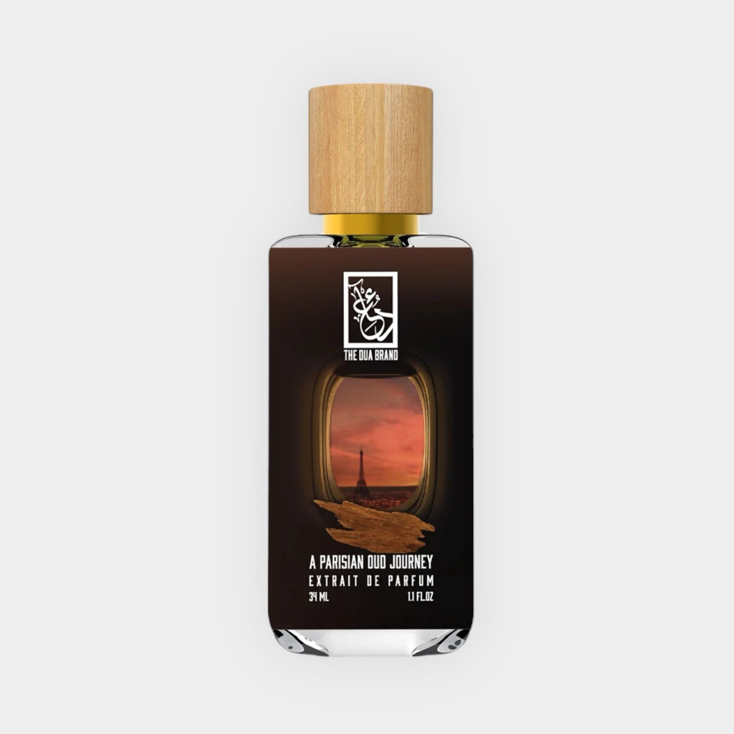 Een flesje van 37 ml Dua A Parisian Oud Journey met een houten dop, afgebeeld tegen een achtergrond die de schoonheid van Parijs weerspiegelt. Dit parfum is een geurige verkenning van de rijke oudnoten.