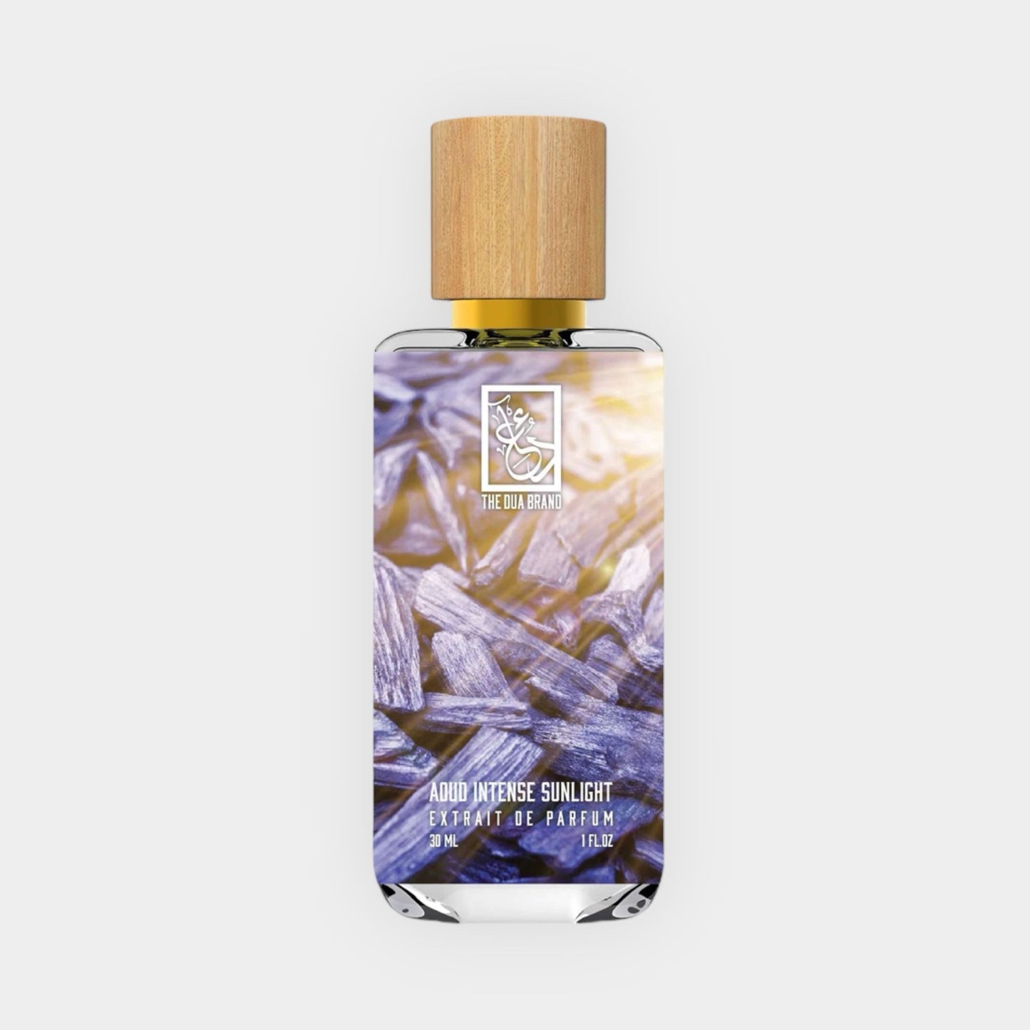 Sample van Dua Aoud Intense Sunlight, een luxe parfum in een elegante fles met een houten dop. De geur is een rijke, aantrekkelijke mix die de essentie van zonlicht en houtachtige noten vastlegt.