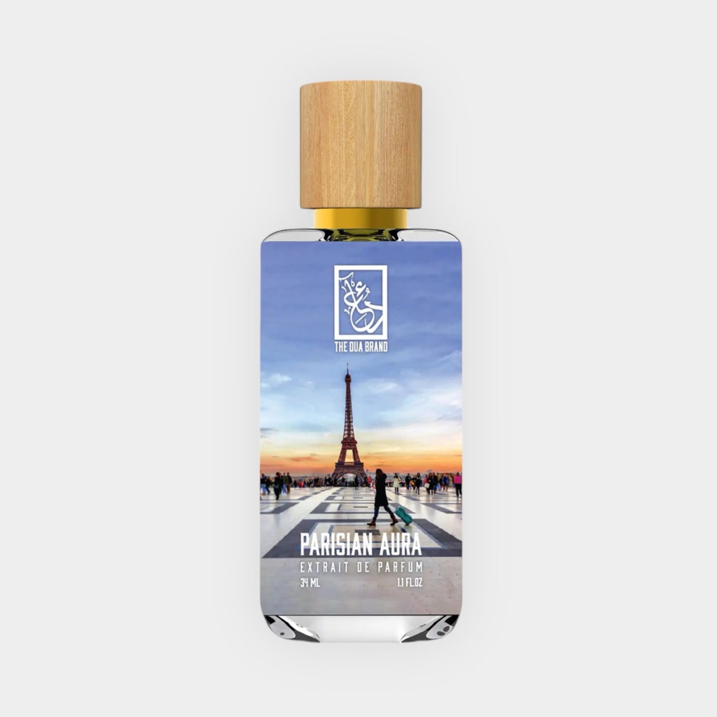 Dua Parisian Aura Sample, een elegant parfum in een glazen fles met een houten dop, met een afbeelding van de Eiffeltoren en een kleurrijke lucht op de achtergrond.