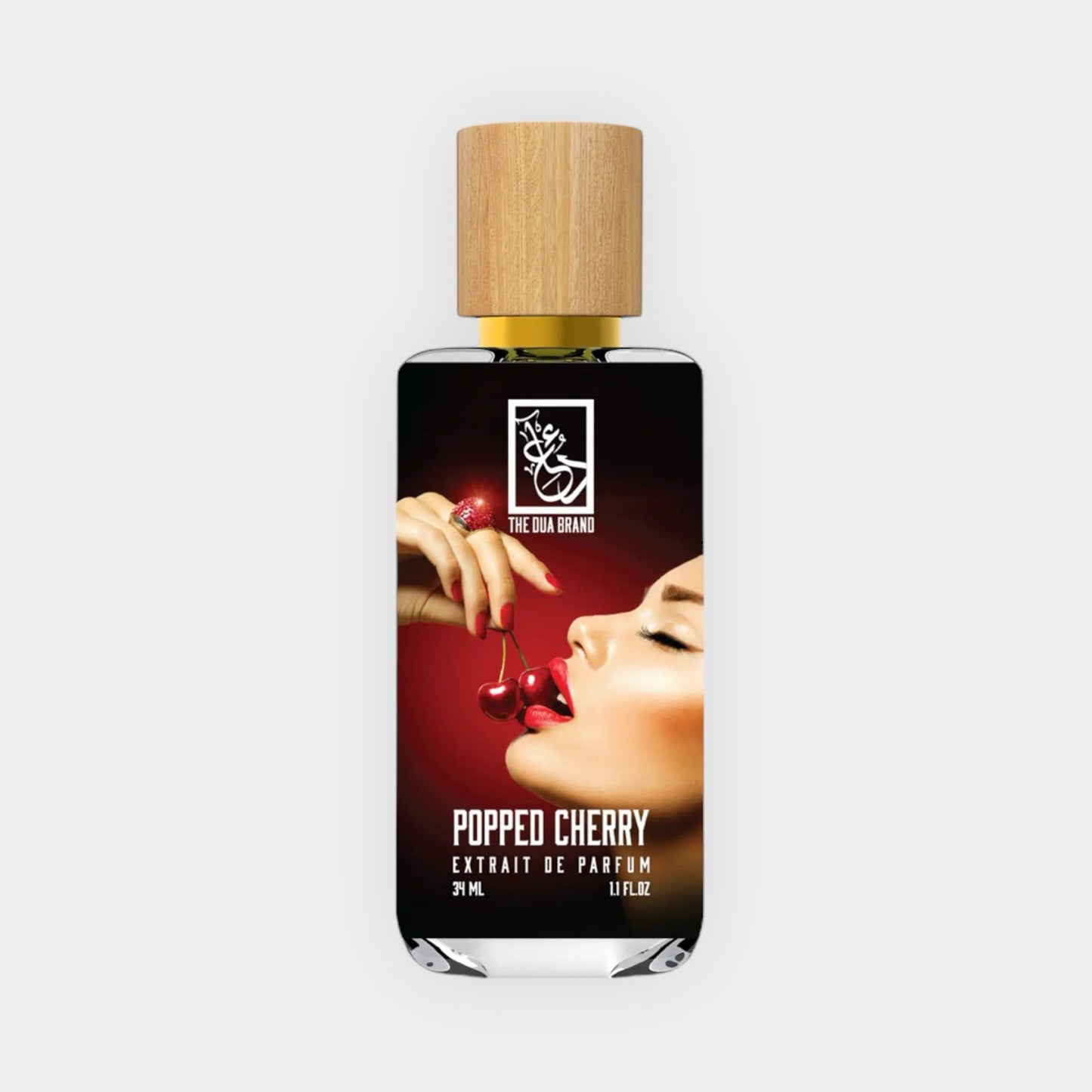 Monsterfles van Dua Popped Cherry, een parfumextrait van 3 ml met een sexy ontwerp en een striking afbeelding van een vrouw die kersen vasthoudt.