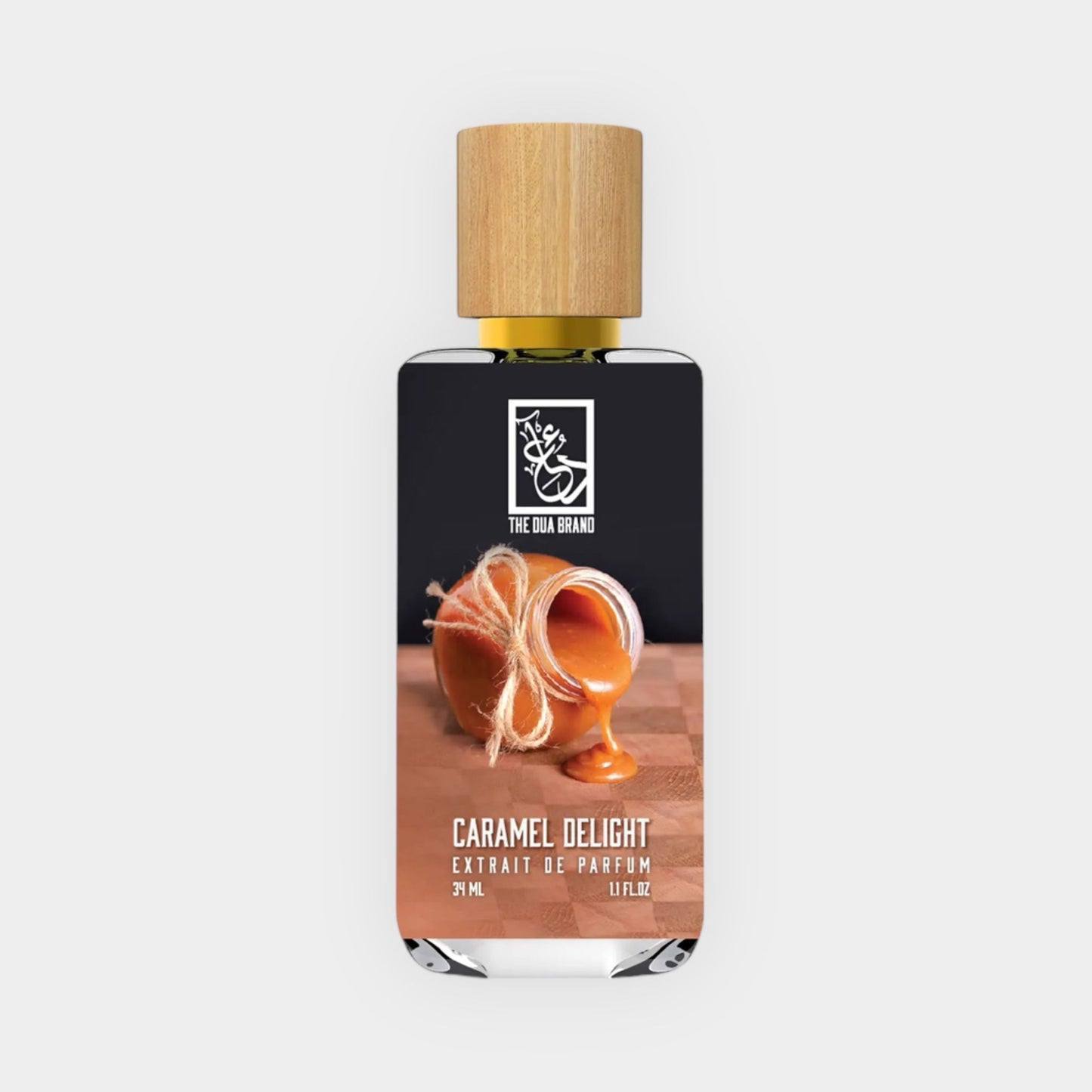 Dua Caramel Delight Sample – een luxe parfumextract van 3 ml in een stijlvolle fles met een houten dop, versierd met een karamelachtige kleur.