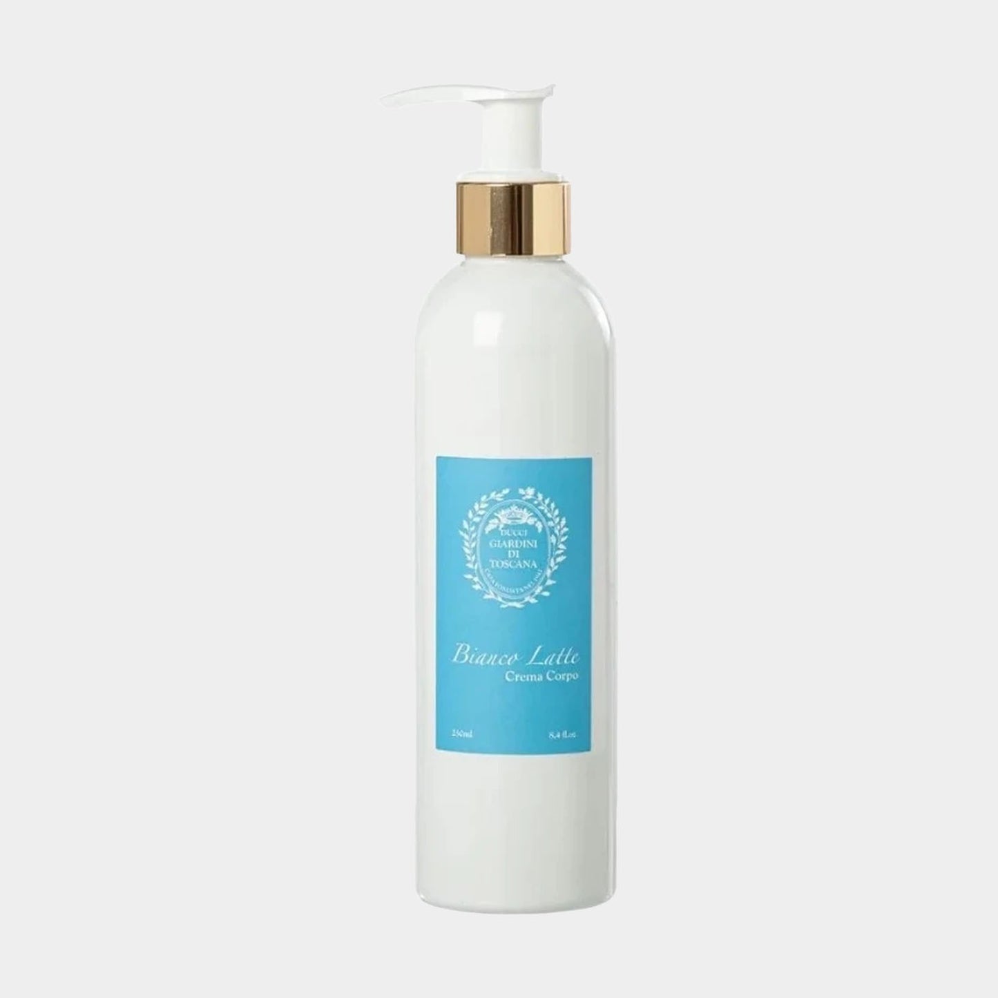 Een stijlvolle fles Giardini di Toscana Bianco Latte Bodycream met een gouden pompsluiting en een lichtblauwe etikettering, perfect voor het hydrateren van de huid.