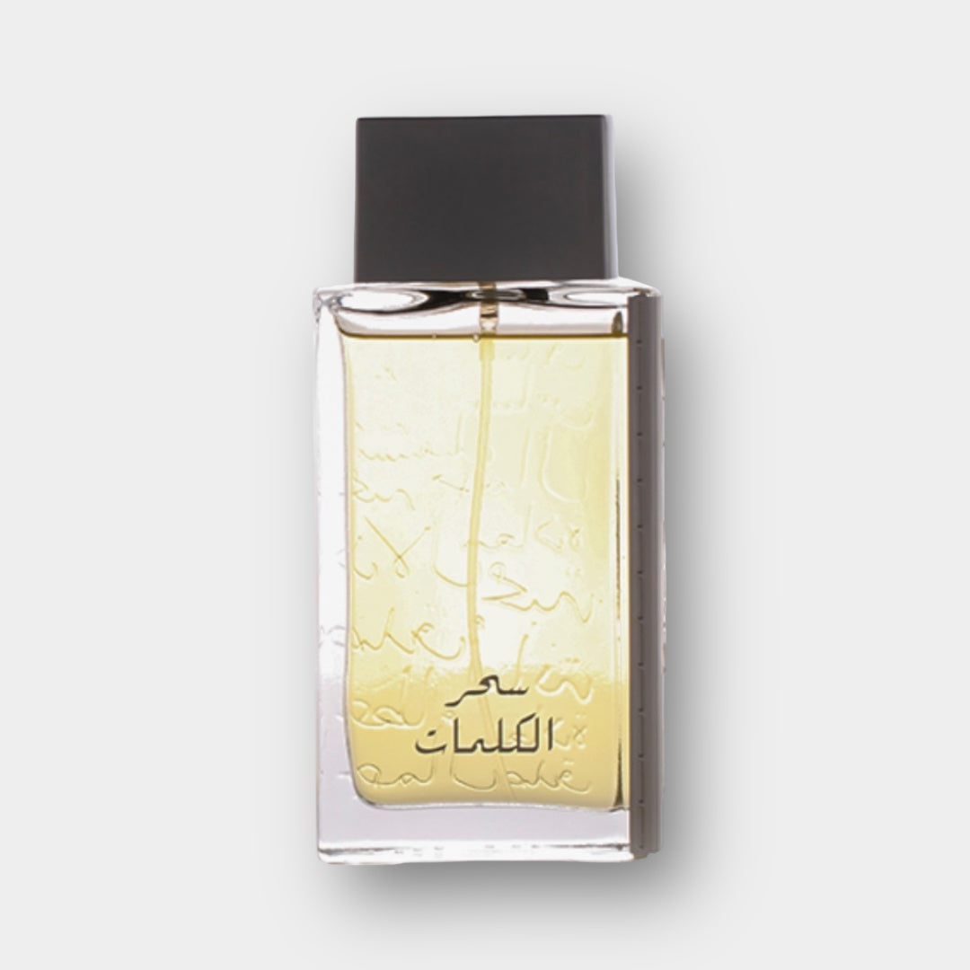 Een transparante flacon met Arabian Oud Sehr Kalemat Sample, gevuld met een gouden geur, versierd met elegante Arabische kalligrafie. Het ontwerp heeft een zwarte dop en straalt luxe uit.