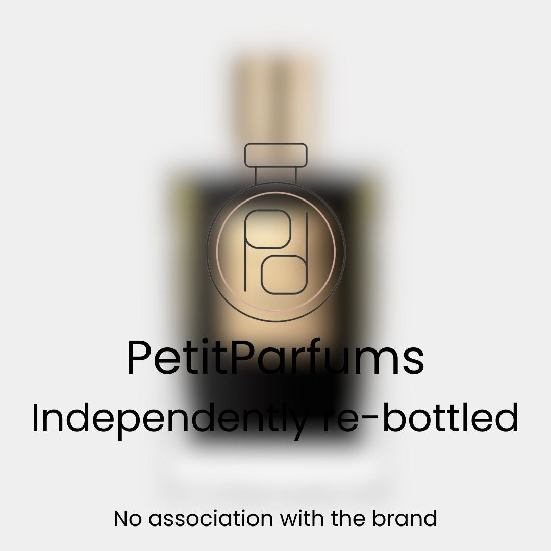 De afbeelding toont een parfumflesje met de naam Intoxicated Sample, aangeboden door PetitParfums. Het flesje is opnieuw verpakt en heeft geen associatie met het originele merk.