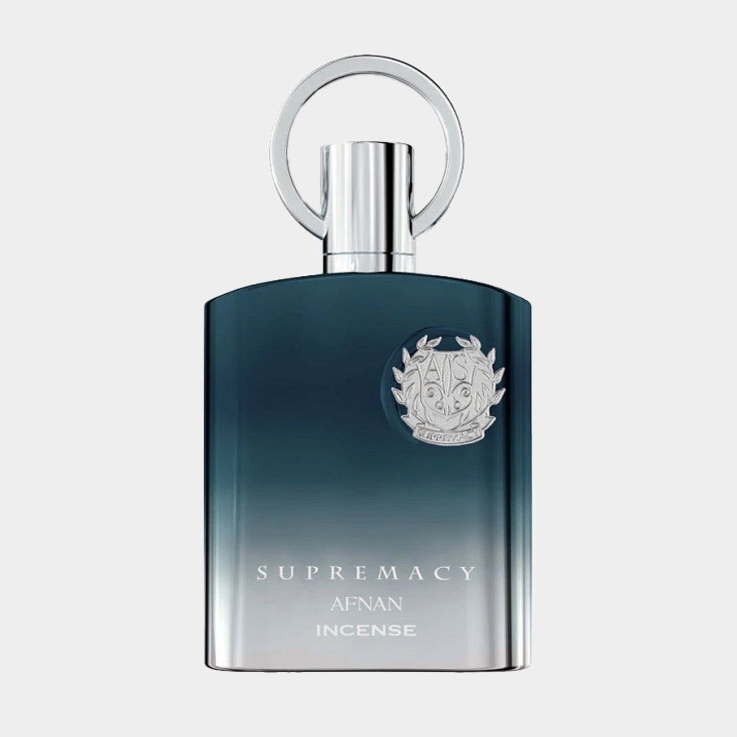Afnan Perfumes Supremacy Incense Sample is een elegant glazen parfumflesje met een blauwgradiënt en een chique metallic dop. Het flesje is voorzien van een gedetailleerd embleem op de voorkant, en straalt luxe uit.