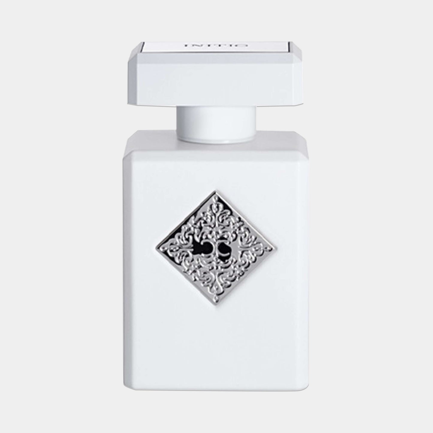 Initio Rehab Sample, een elegante witte parfumfles met een sierlijke zilveren skull-motief op de voorkant.