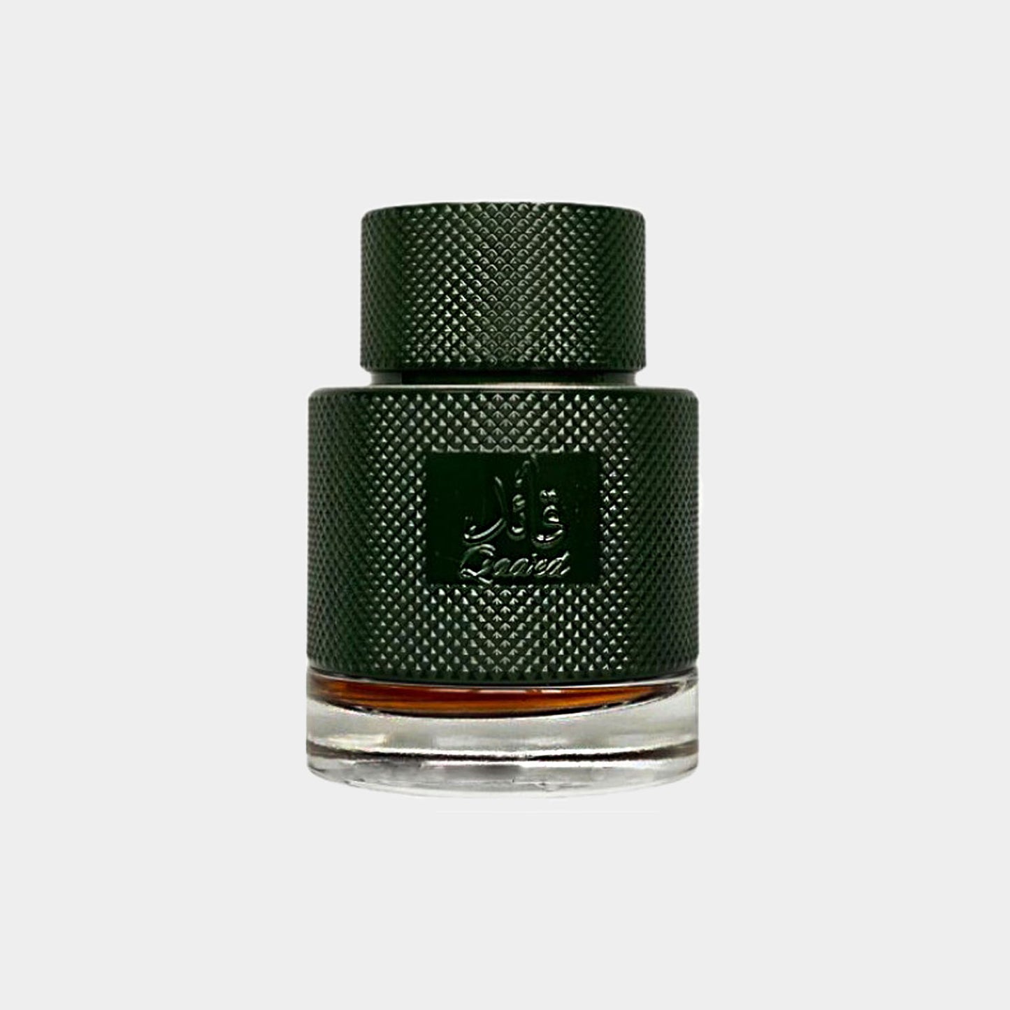 Lattafa Perfumes Qaaed Al Shabaab Sample, een stijlvolle groene parfumfles met een gedetailleerd oppervlak en een minimalistisch ontwerp.