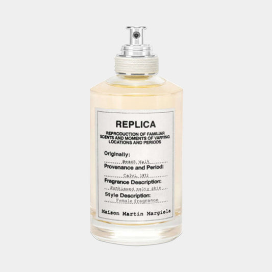 Maison Martin Margiela Replica Beach Walk Sample, een parfum dat de geur van zon en zee vastlegt met een frisse citrusnoten en zachte bloemige accenten.