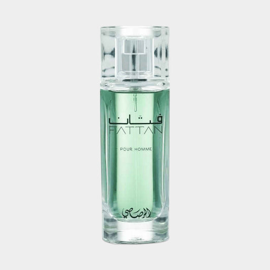 Sample van Rasasi Fattan, een elegante mannenparfum in een transparante fles met een frisse groene vloeistof. Perfect voor mannen die op zoek zijn naar een onderscheidende geur.