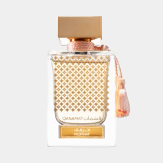 Rasasi Qasamat Morhaf Sample, een stijlvolle parfumfles met een gouden dop en een decoratieve kwast, biedt een luxe geurbeleving.