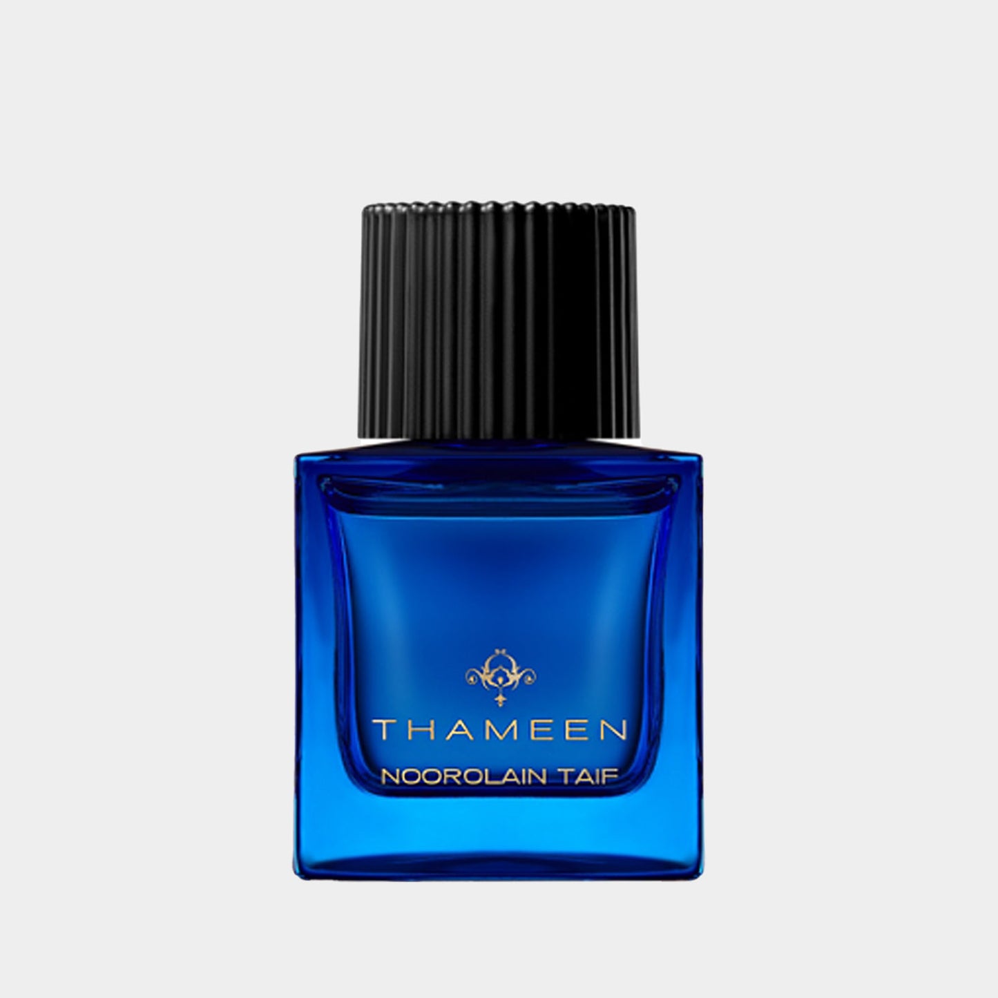 Een flacon van Thameen Noorolain Taif EXDP Sample in een elegant, diepblauw design met een zwarte dop, perfect voor het verkennen van deze luxe geur.