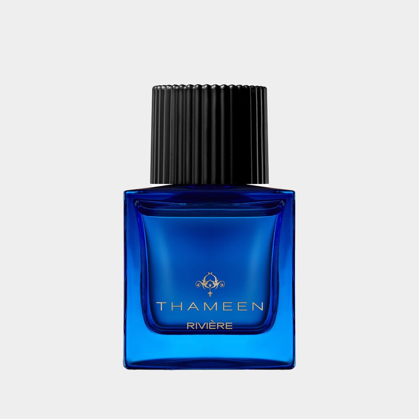 Een blauwe flacon met een zwarte dop van Thameen Riviere EXDP Sample, een luxe parfum met een elegante uitstraling.