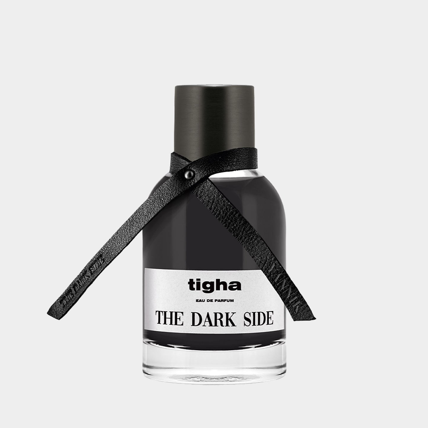 Tigha The Dark Side Sample, een elegante eau de parfum met een modern ontwerp, verpakt in een zwartglanzende fles met een leren strik.
