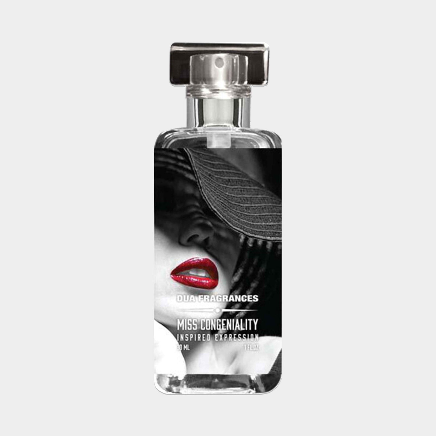 Dua Miss Congeniality Sample is een elegante parfumfles met een zwart-wit afbeelding van een vrouw in een hoed, met opvallende rode lippen en een stijlvolle uitstraling.