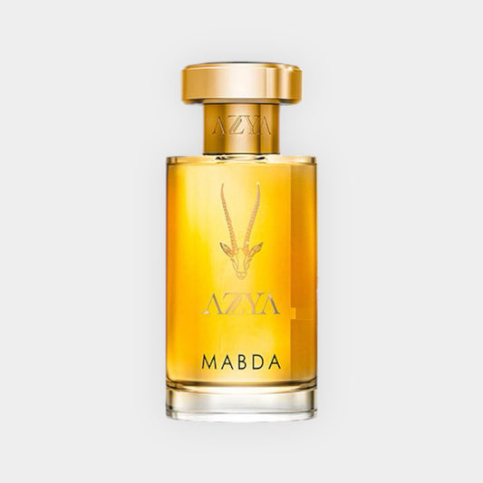 Een afbeelding van een volle fles Azya Mabda, met een elegante goudkleurige dop en een doorzichtige glazen fles die de amberkleurige geur zichtbaar maakt. De fles is voorzien van een stijlvolle branding met een afbeelding van een steenbok.
